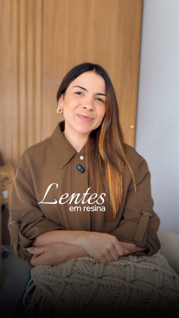 Dra. Thayna falando sobre lentes em resina