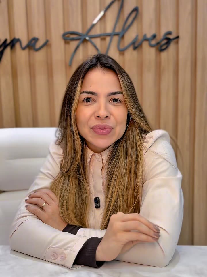 Dra. Thayna em sua mesa