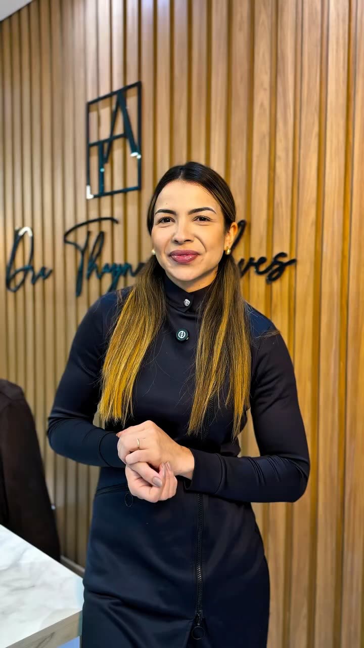 Dra. Thayna Alves no consultório